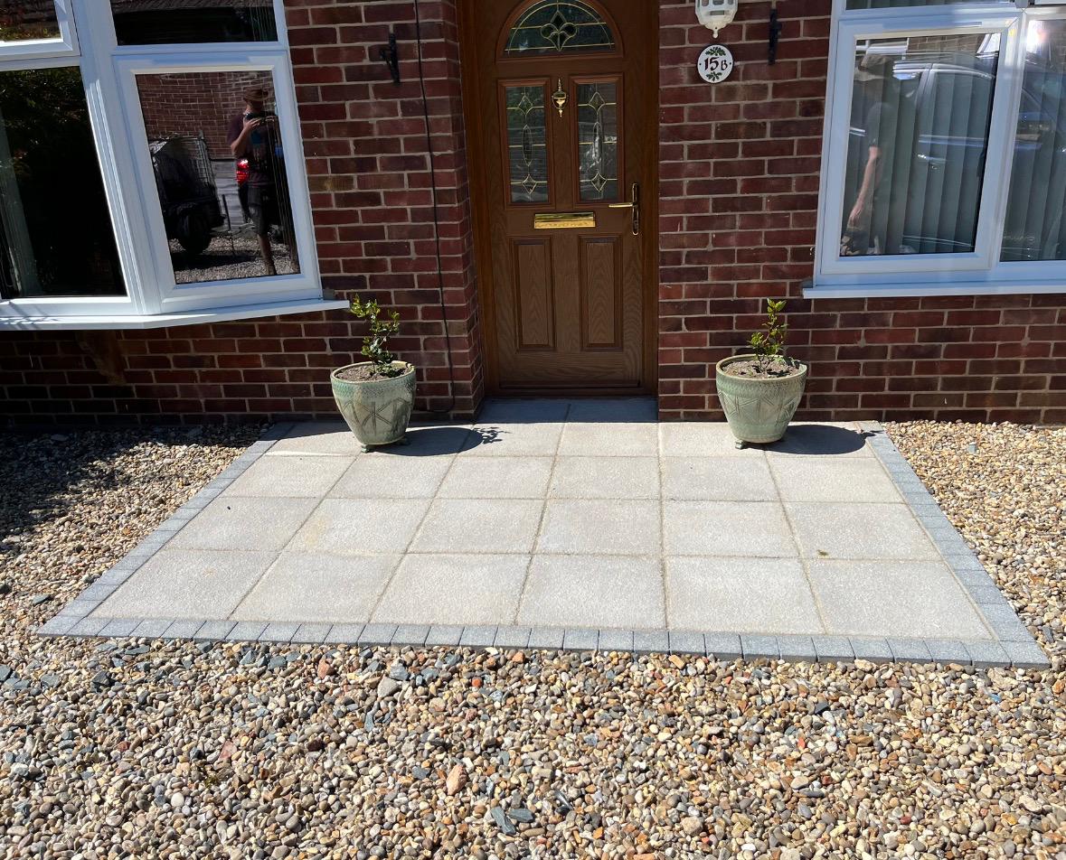 Doorstep paving with gravel frontage