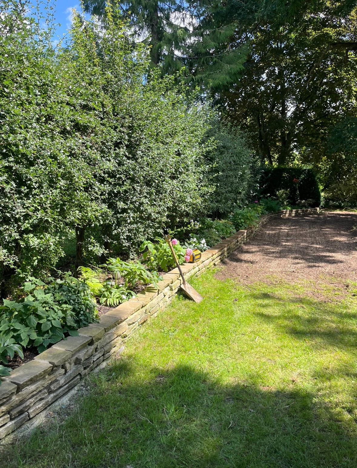 Stone retaining wall with planting
